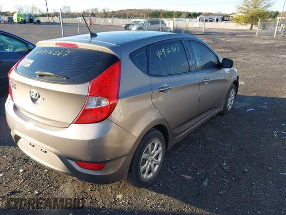 2013 Hyundai Accent GS z VIN KMHCT5AE8DU126970, wystawiony jako IAAI lot #40906867 z przebiegiem 142 484 mil mil oraz . Historia ofert i sprzedaży dostępna na DreamBid. Obrazek 4.