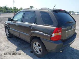 2005 Kia Sportage LX with VIN KNDJF723557133872, listed as a IAAI auction lot 42203702 with 181,132 mi miles and . Bid and sale history available at carsss.com. Image 3.