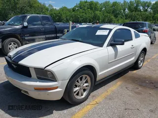 2007 Ford Mustang Deluxe z VIN 1ZVFT80N575365456, wystawiony jako IAAI lot #42195036 z przebiegiem 171 271 mil mil oraz . Historia ofert i sprzedaży dostępna na DreamBid. Obrazek 2.