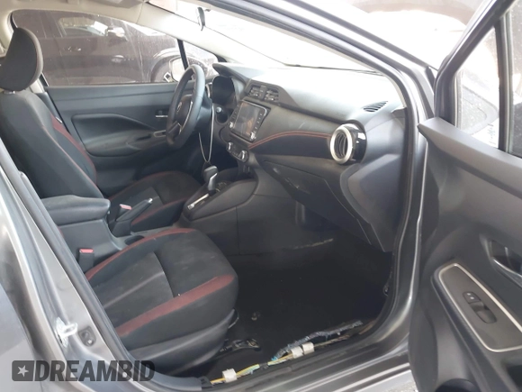 2024 Nissan Versa SR z VIN 3N1CN8FV4RL819340, wystawiony jako IAAI lot #41932319 z przebiegiem 32 692 mil mil oraz . Historia ofert i sprzedaży dostępna na DreamBid. Obrazek 5.