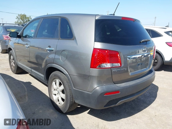 2012 Kia Sorento LX z VIN 5XYKT4A13CG286746, wystawiony jako IAAI lot #42427794 z przebiegiem 233 627 mil mil oraz . Historia ofert i sprzedaży dostępna na DreamBid. Obrazek 3.