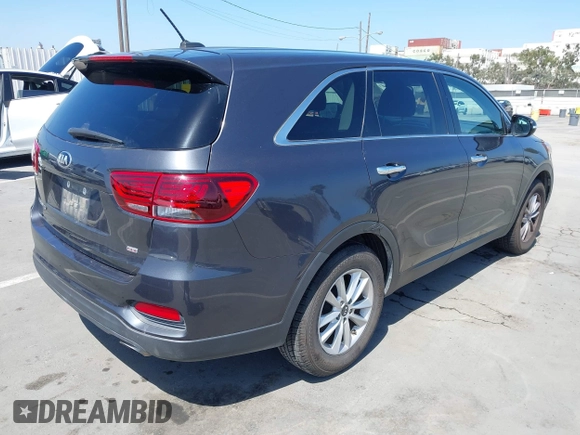 2019 Kia Sorento L z VIN 5XYPG4A38KG536055, wystawiony jako IAAI lot #42337435 z przebiegiem 48 184 mil mil oraz . Historia ofert i sprzedaży dostępna na DreamBid. Obrazek 4.