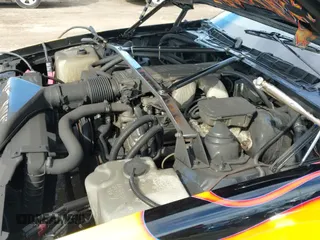 1985 Chevrolet Camaro Z28 Sport z VIN 1G1FP87F8FN104304, wystawiony jako IAAI lot #41851675 z przebiegiem 21 350 mil mil oraz . Historia ofert i sprzedaży dostępna na DreamBid. Obrazek 12.