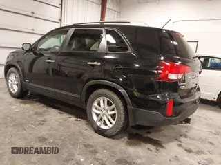 2015 Kia Sorento LX with VIN 5XYKTCA66FG573928, listed as a IAAI auction lot 42017586 with 174,939 mi miles. Bid and sale history available at carsss.com. Image 3.