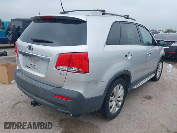 2011 Kia Sorento EX with VIN 5XYKU4A17BG185527, listed as a IAAI auction lot 41881550 with 82,948 mi miles. Bid and sale history available at carsss.com. Image 4.