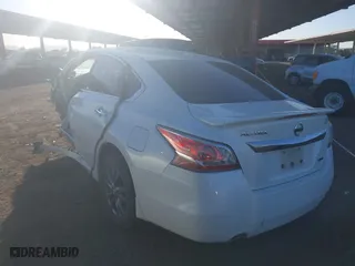 2015 Nissan Altima 2.5 with VIN 1N4AL3AP2FN917886, listed as a IAAI auction lot 41722769 with 122,430 mi miles. Bid and sale history available at carsss.com. Image 3.