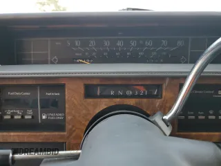 1985 Cadillac Fleetwood z VIN 1G6CB6984F4325337, wystawiony jako Copart lot #82255894 z przebiegiem 46 192 mil mil oraz Czysty tytuł • Clean title. Historia ofert i sprzedaży dostępna na DreamBid. Obrazek 9.