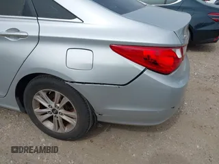 2013 Hyundai Sonata GLS z VIN 5NPEB4AC7DH677751, wystawiony jako IAAI lot #42267980 z przebiegiem Nie podano mil oraz . Historia ofert i sprzedaży dostępna na DreamBid. Obrazek 6.