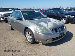 2005 Nissan Altima SE z VIN 1N4BL11E25N493521, wystawiony jako IAAI lot #42259248 z przebiegiem 141 651 mil mil oraz . Historia ofert i sprzedaży dostępna na DreamBid. Obrazek 1.