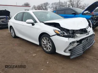 2023 Toyota Camry LE z VIN 4T1C11AK2PU813385, wystawiony jako IAAI lot #41211299 z przebiegiem 14 146 mil mil oraz . Historia ofert i sprzedaży dostępna na DreamBid. Obrazek 1.