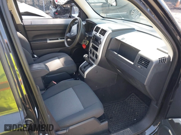 2008 Jeep Patriot Sport with VIN 1J8FT28W68D689674, listed as a IAAI auction lot 41918466 with 123,546 mi miles. Bid and sale history available at carsss.com. Image 5.