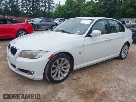 2011 BMW 3 Series 328i xDrive z VIN WBAPK5G54BNN27937, wystawiony jako IAAI lot #42446717 z przebiegiem 102 256 mil mil oraz . Historia ofert i sprzedaży dostępna na DreamBid. Obrazek 2.