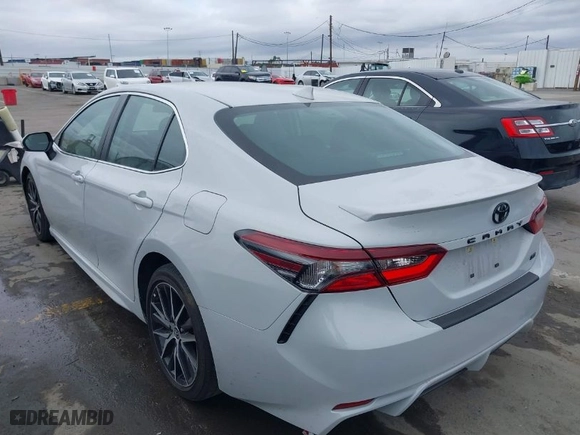 2022 Toyota Camry SE with VIN 4T1G11AK8NU061089, listed as a IAAI auction lot 41765774 with 33,024 mi miles. Bid and sale history available at carsss.com. Image 3.