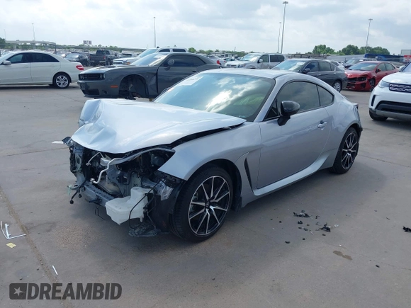 2023 Toyota 86 z VIN JF1ZNBC15P8759916, wystawiony jako IAAI lot #42160271 z przebiegiem 28 360 mil mil oraz . Historia ofert i sprzedaży dostępna na DreamBid. Obrazek 2.