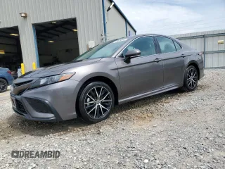 2022 Toyota Camry SE z VIN 4T1G11AK5NU685593, wystawiony jako Copart lot #60707605 z przebiegiem 76 204 mil mil oraz Czysty tytuł • Clean title. Historia ofert i sprzedaży dostępna na DreamBid. Obrazek 1.