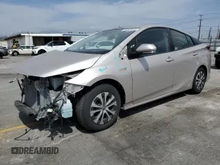 2020 Toyota Prius LE z VIN JTDKARFP6L3162913, wystawiony jako Copart lot #56462815 z przebiegiem 28 177 mil mil oraz Szkoda całkowita • Salvage title. Historia ofert i sprzedaży dostępna na DreamBid. Obrazek 1.