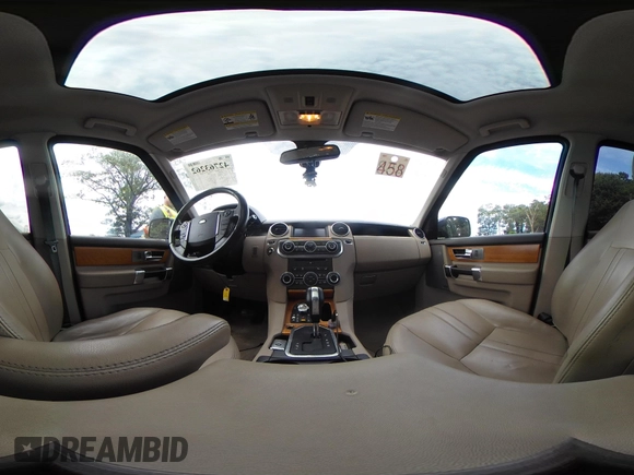 2013 Land Rover LR4 HSE z VIN SALAG2D4XDA672844, wystawiony jako IAAI lot #42763262 z przebiegiem 164 596 mil mil oraz . Historia ofert i sprzedaży dostępna na DreamBid. Obrazek 19.