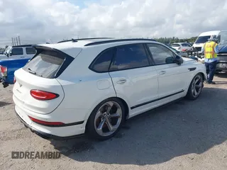 2022 Bentley Bentayga V8 z VIN SJAAM2ZV2NC013035, wystawiony jako IAAI lot #41487773 z przebiegiem 35 500 mil mil oraz . Historia ofert i sprzedaży dostępna na DreamBid. Obrazek 4.