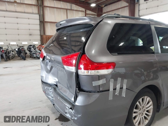 2011 Toyota Sienna XLE AAS z VIN 5TDYK3DC9BS086170, wystawiony jako IAAI lot #42596944 z przebiegiem 156 813 mil mil oraz . Historia ofert i sprzedaży dostępna na DreamBid. Obrazek 18.