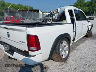 2013 Ram 1500 Sport z VIN 1C6RR7MT2DS571209, wystawiony jako IAAI lot #42635592 z przebiegiem 192 998 mil mil oraz . Historia ofert i sprzedaży dostępna na DreamBid. Obrazek 4.