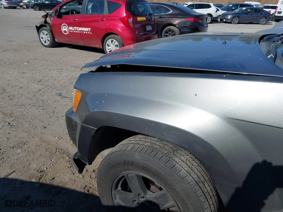 2007 Jeep Grand Cherokee Laredo with VIN 1J8GR48K37C652484, listed as a IAAI auction lot 41909226 with 134,099 mi miles. Bid and sale history available at carsss.com. Image 6.