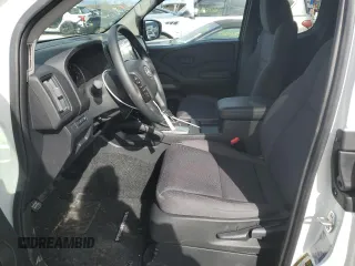 2025 Nissan Frontier SV z VIN 1N6ED1CMXSN623529, wystawiony jako Copart lot #51089935 z przebiegiem 303 mil mil oraz Tytuł czysty. Historia ofert i sprzedaży dostępna na DreamBid. Obrazek 7.