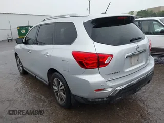 2018 Nissan Pathfinder S z VIN 5N1DR2MN7JC621109, wystawiony jako IAAI lot #42184064 z przebiegiem 135 902 mil mil oraz . Historia ofert i sprzedaży dostępna na DreamBid. Obrazek 3.