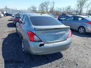 2013 Nissan Versa SV z VIN 3N1CN7AP4DL853144, wystawiony jako IAAI lot #41896978 z przebiegiem 152 884 mil mil oraz . Historia ofert i sprzedaży dostępna na DreamBid. Obrazek 6.