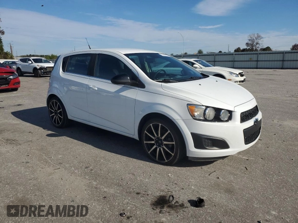 2012 Chevrolet Sonic LT z VIN 1G1JD6SB5C4229712, wystawiony jako Copart lot #81492374 z przebiegiem 116 566 mil mil oraz Czysty tytuł • Clean title. Historia ofert i sprzedaży dostępna na DreamBid. Obrazek 4.