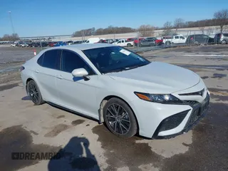 2023 Toyota Camry SE z VIN 4T1G11AK8PU115624, wystawiony jako IAAI lot #41845404 z przebiegiem 95 833 mil mil oraz . Historia ofert i sprzedaży dostępna na DreamBid. Obrazek 1.