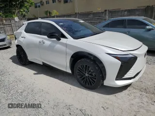 2023 Lexus RZ 450e Premium z VIN JTJAAAAB9PA011698, wystawiony jako Copart lot #64390964 z przebiegiem 12 303 mil mil oraz Szkody całkowita. Historia ofert i sprzedaży dostępna na DreamBid. Obrazek 4.