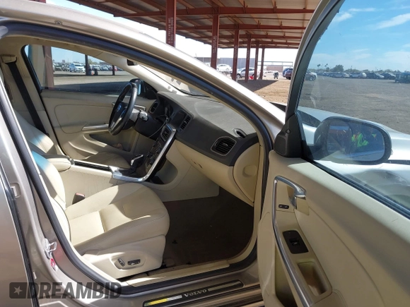 2015 Volvo S60 T5 Drive-E Premier z VIN YV140MFB3F1311727, wystawiony jako IAAI lot #41657590 z przebiegiem 117 794 mil mil oraz . Historia ofert i sprzedaży dostępna na DreamBid. Obrazek 5.