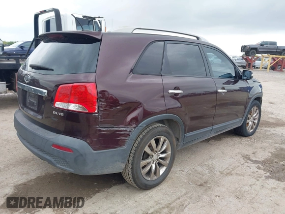 2011 Kia Sorento EX z VIN 5XYKU4A24BG052376, wystawiony jako IAAI lot #42113365 z przebiegiem 171 432 mil mil oraz . Historia ofert i sprzedaży dostępna na DreamBid. Obrazek 4.