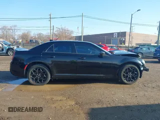 2016 Chrysler 300 S z VIN 2C3CCAGG0GH191555, wystawiony jako IAAI lot #42010604 z przebiegiem 74 343 mil mil oraz . Historia ofert i sprzedaży dostępna na DreamBid. Obrazek 13.