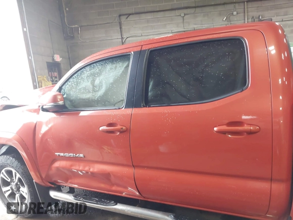 2017 Toyota Tacoma SR5 z VIN 5TFCZ5AN1HX060429, wystawiony jako IAAI lot #42305435 z przebiegiem 136 420 mil mil oraz . Historia ofert i sprzedaży dostępna na DreamBid. Obrazek 13.