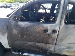 2017 Toyota Tacoma SR5 z VIN 3TMDZ5BN3HM033290, wystawiony jako Copart lot #55990995 z przebiegiem Nie podano mil oraz Szkoda całkowita • Salvage title. Historia ofert i sprzedaży dostępna na DreamBid. Obrazek 7.