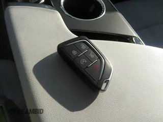 2024 Cadillac LYRIQ z VIN 1GYKPVRL8RZ128147, wystawiony jako IAAI lot #41273392 z przebiegiem 1 927 mil mil oraz . Historia ofert i sprzedaży dostępna na DreamBid. Obrazek 11.