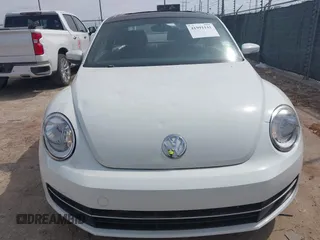 2015 Volkswagen Beetle 1.8T w/Sun z VIN 3VWJ07AT9FM636098, wystawiony jako IAAI lot #41991141 z przebiegiem 72 982 mil mil oraz . Historia ofert i sprzedaży dostępna na DreamBid. Obrazek 12.