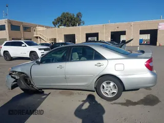 2002 Toyota Camry XLE z VIN 4T1BF30K82U506516, wystawiony jako IAAI lot #41278261 z przebiegiem 211 049 mil mil oraz . Historia ofert i sprzedaży dostępna na DreamBid. Obrazek 14.