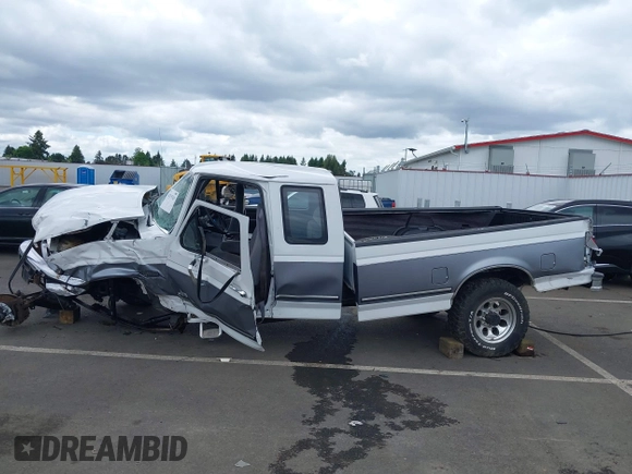 1996 Ford F-250 z VIN 1FTHX26F8TEB61614, wystawiony jako IAAI lot #42255763 z przebiegiem Nie podano mil oraz . Historia ofert i sprzedaży dostępna na DreamBid. Obrazek 15.
