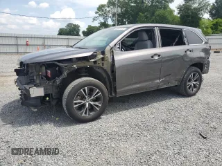 2018 Toyota Highlander LE z VIN 5TDZARFH4JS039470, wystawiony jako Copart lot #56961575 z przebiegiem 40 236 mil mil oraz Szkoda całkowita • Salvage title. Historia ofert i sprzedaży dostępna na DreamBid. Obrazek 1.