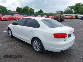2011 Volkswagen Jetta SE с VIN 3VWBZ7AJ2BM395052, выставлен на аукционе IAAI как лот 42333569 с пробегом 148 986 миль миль и . История ставок и продаж доступна на DreamBid. Изображение 3.