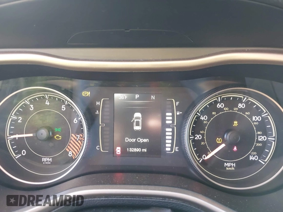 2014 Jeep Cherokee Latitude z VIN 1C4PJMCS2EW124467, wystawiony jako IAAI lot #41944747 z przebiegiem 132 890 mil mil oraz . Historia ofert i sprzedaży dostępna na DreamBid. Obrazek 7.