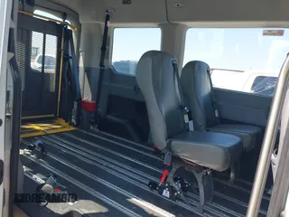 2018 Ford Transit XL z VIN 1FMZK1CM5JKB31481, wystawiony jako IAAI lot #42329280 z przebiegiem 57 051 mil mil oraz . Historia ofert i sprzedaży dostępna na DreamBid. Obrazek 8.
