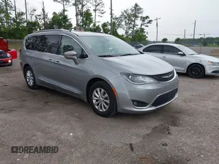 2018 Chrysler Pacifica Touring L z VIN 2C4RC1BG0JR142225, wystawiony jako IAAI lot #42451540 z przebiegiem 192 594 mil mil oraz . Historia ofert i sprzedaży dostępna na DreamBid. Obrazek 1.