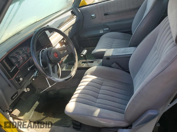 1987 Chevrolet Monte Carlo z VIN 1G1GZ11G1HP127793, wystawiony jako Copart lot #75700654 z przebiegiem 99 478 mil mil oraz Szkody całkowita. Historia ofert i sprzedaży dostępna na DreamBid. Obrazek 7.