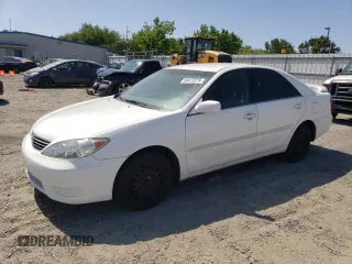 2005 Toyota Camry STD z VIN 4T1BE32K55U025255, wystawiony jako Copart lot #59423275 z przebiegiem 290 722 mil mil oraz Czysty tytuł • Clean title. Historia ofert i sprzedaży dostępna na DreamBid. Obrazek 1.