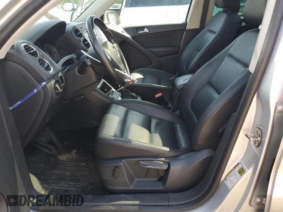 2012 Volkswagen Tiguan SE z VIN WVGAV7AXXCW513800, wystawiony jako Copart lot #53005945 z przebiegiem 155 920 mil mil oraz Tytuł czysty. Historia ofert i sprzedaży dostępna na DreamBid. Obrazek 7.
