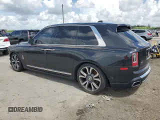2019 Rolls-Royce Cullinan z VIN SLA689X51KU113872, wystawiony jako Copart lot #65135234 z przebiegiem Nie podano mil oraz Szkody całkowita. Historia ofert i sprzedaży dostępna na DreamBid. Obrazek 2.