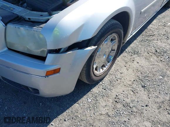 2005 Chrysler 300 with VIN 2C3AA53G35H634689, listed as a IAAI auction lot 40523572 with 1 mi miles. Bid and sale history available at carsss.com. Image 6.